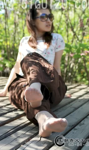 [王朝贵足]0074 外景套图 宣萱灰色水晶短丝游园仕女系列A[29P]