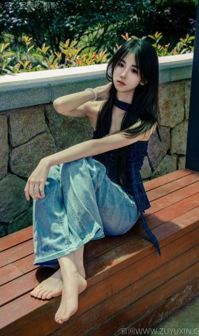 足愉心 NO.049 小瑶（搭配：蓝色格子吊带、牛仔长裤、白棉袜、洞洞鞋、裸足）[90P]