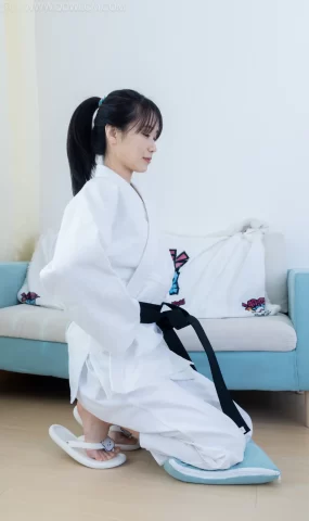 勿恋传媒 NO.2552 菜菜-人字拖、黑色踩脚裤袜、裸足、纯白棉袜[230P]