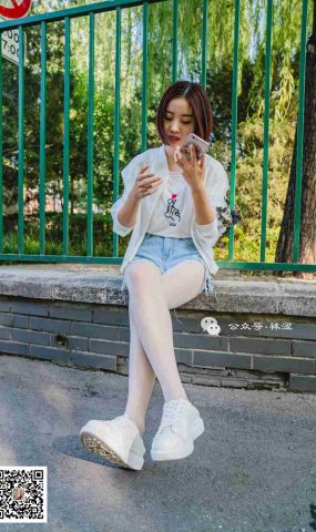 [袜涩写真] VOL.010 当穿白丝的妹字遇到大叔 在现浏览