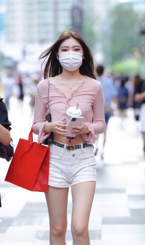 精选街拍作品 NO.1931 漂亮的白色热裤小解解[35P]