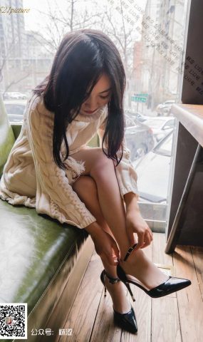 [袜涩写真] VOL.023 莎莎的温柔毛衣与肤色丝袜 在现浏览