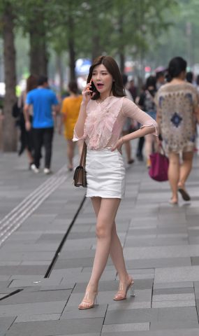 精选街拍作品 NO.1729 摄霸街拍作品 – 三位美女中腿最美的一个小解解[84P]