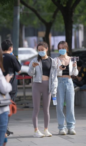 唯美街拍 NO.840 漂亮的仅身瑜伽裤小解解 [54P]