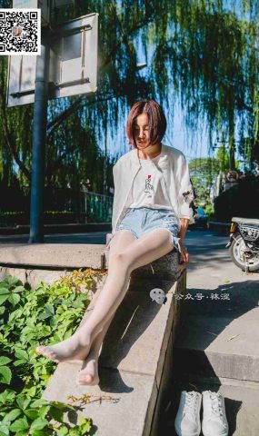 [袜涩写真] VOL.060 当穿白丝的妹字遇到大叔 在现浏览