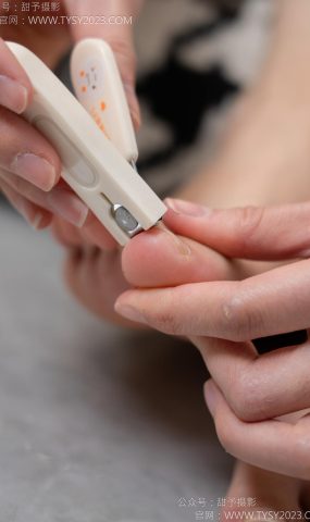 甜予摄影 NO.153 诺诺-凉鞋、棉袜、裸足、泡脚剪指甲剧情[102P]