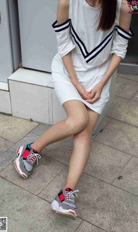 勿恋传媒 No.049 露肩连衣裙搭配撞色老爹鞋，搭配粉色短棉袜 [126P]