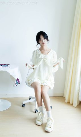 勿恋传媒 NO.2489 南南-板鞋、白棉袜、裸足[150P]