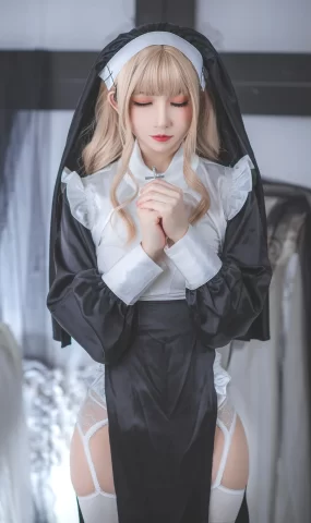 桃濑衣衣 – 修女[59P]