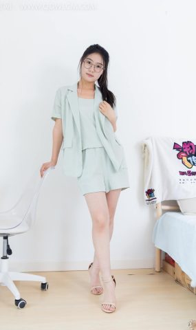 勿恋传媒 NO.2384 芋头-三双高跟鞋、薄肉丝、裸足[104P]