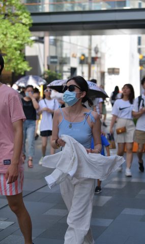 精选街拍作品 NO.1733 摄神街拍作品 – 震惊，豪放的小解解[31P]