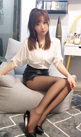 小女巫露娜 – 黑丝OL[23P]