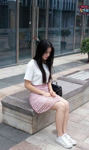 勿恋传媒 No.51 俏皮露肩T恤搭配粉色小短裙,白色板鞋配白色斑点袜 [148P]