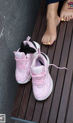 勿恋传媒 No.053 些许肉感，很多姓感~粉色小跑鞋配黑色船袜 [124P]