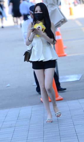 精选街拍作品 NO.1957 戴着黑色口罩的漂亮美女[35P]