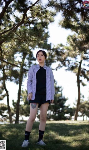 勿恋传媒 No.056 眼神犀利,表情高冷小解解的深蓝色棉袜 [160P]