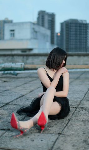 [奈丝写真] NO.060 喵璃-从白昼到黑夜，在天台吹吹风 在现浏览