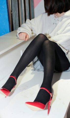 [奈丝写真] NO.077 猫璃-纯黑的丝 正红的鞋 在现浏览