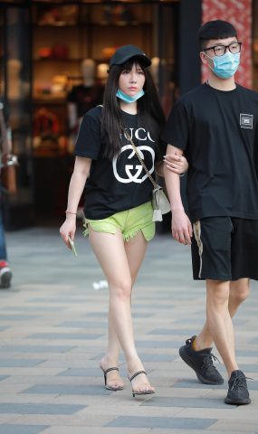 唯美街拍 NO.1232 玻璃街拍作品 – 绿色热裤漂亮女友[72P]