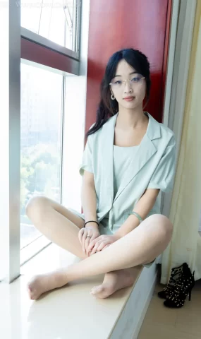 勿恋传媒 NO.2586 南南-三双高跟鞋、薄肉丝、裸足[155P]