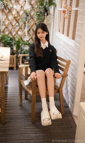 足愉心 NO.013 鹿鹿（搭配：黑色毛衣、白色短裙、洞洞鞋、白色棉袜、裸足）[90P]