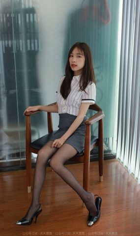 [IESS异思趣向]2022.03.30 丝享家1044：美子《酒红色美甲》[86P]