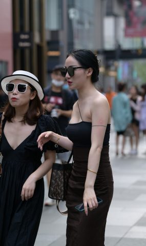 唯美街拍 NO.851 一字抹胸装小解解 [80P]