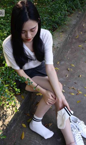 [只糖棉袜] NO.043 文文 包臀裙肉丝棉袜小白鞋 在现浏览