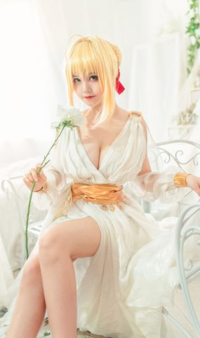 萌系小解解@蜜汁猫裘 尼禄睡裙 在现浏览