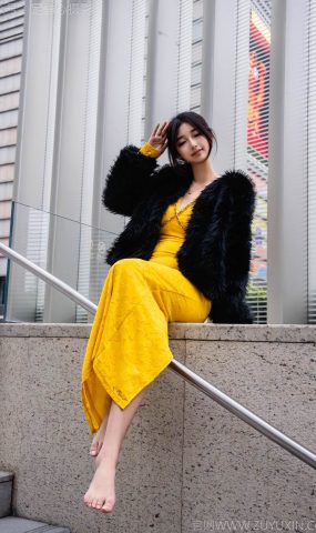 足愉心 NO.010 星朵（搭配：黑色毛衫、黄色连衣裙、绒毛拖鞋、白色棉袜、裸足）[94P]