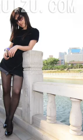 [王朝贵足]0096 外景套图 宣萱白领黑丝丽人碧水蓝天雕栏系列A[35P]