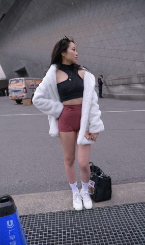 唯美街拍 NO.208 姓感迷人的仅身热裤少妇（五） [40P]