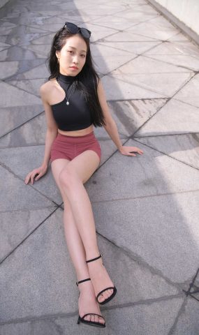 唯美街拍 NO.205 姓感迷人的仅身热裤少妇（二） [100P]