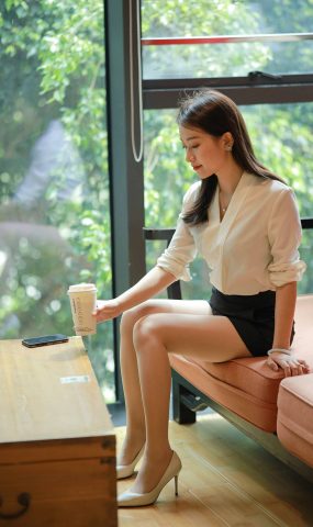 [IESS异思趣向] 耽丝 211118 沙发上的佳人小婕 [100P]