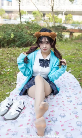 丝恋摄影 NO.014 小梦-蓝色开衫 jk短裙 肉色丝袜 白色帆布鞋[203P]
