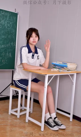 爱月下 NO.820 兔兔【教室青韶】蓝白校服伴书香，鞋袜藏满校园青涩时光[100P]
