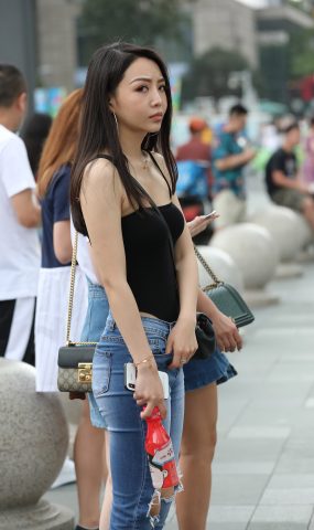 精选街拍作品 NO.1760 辉辉街拍作品 – 牛仔裤高叉衣美女小解解[25P]