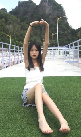 Pary攝影 NO.005 使出混身解數終于哄得表妹拍了套吊帶美腳（1）[85P]