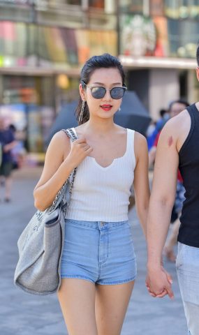 唯美街拍 NO.857 牛仔热裤墨镜妹字 [71P]