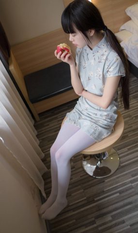 微博萌妹字@西尔酱 – 兰草旗袍篇 在现浏览