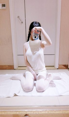 微博萌妹字@西尔酱 – 露背毛衣 在现浏览