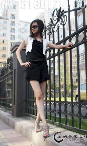 [王朝贵足]0105 外景套图 布丁金属高跟裸足护栏休闲女郎系列[25P]