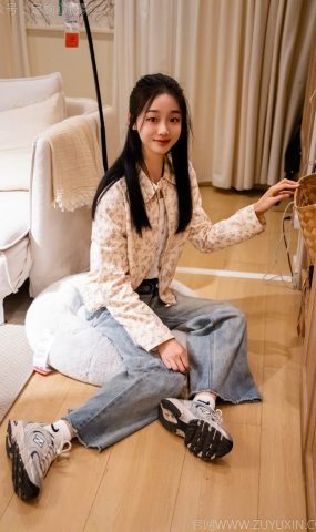 足愉心 NO.012 奶芙（搭配：碎花衬衫、牛仔长裤、运动鞋、白色棉袜、裸足）[110P]