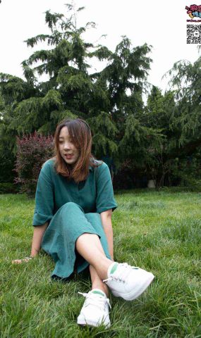 勿恋传媒 No.019 地道的青岛小解解哦,白色板鞋搭配白色船袜 [99P]