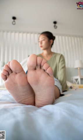 勿恋传媒 No.067 锁骨的秘密。白色板鞋配白色横纹棉袜 [189P]