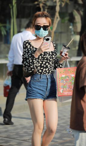 唯美街拍 NO.1223 玻璃街拍作品 – 奶茶热裤YY小美女[140P]