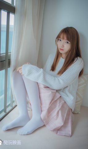 兔玩映画 B081 粉格裙的眼镜娘 在现浏览