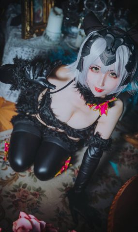 网荭Coser@rioko凉凉子 黑贞 在现浏览