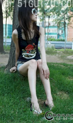 [王朝贵足]0125 外景套图 布丁剔透裸足人字拖草地树荫系列C[19P]