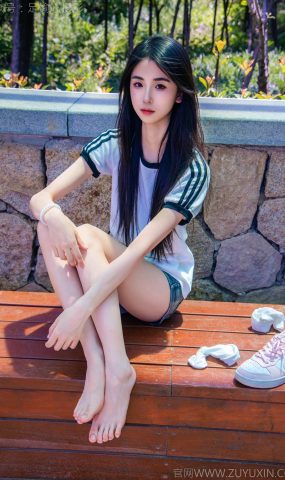 足愉心 NO.051 小瑶（搭配：T恤、牛仔短裤、白棉袜、帆布鞋、裸足）[95P]